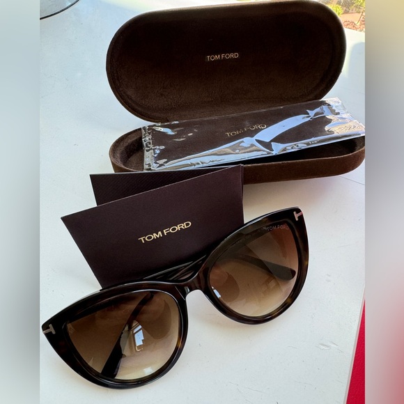 Tom Ford Eyewear Isabella 02 Cat-Eye Sunglasses - tortoise brown - Picture 6 of 16